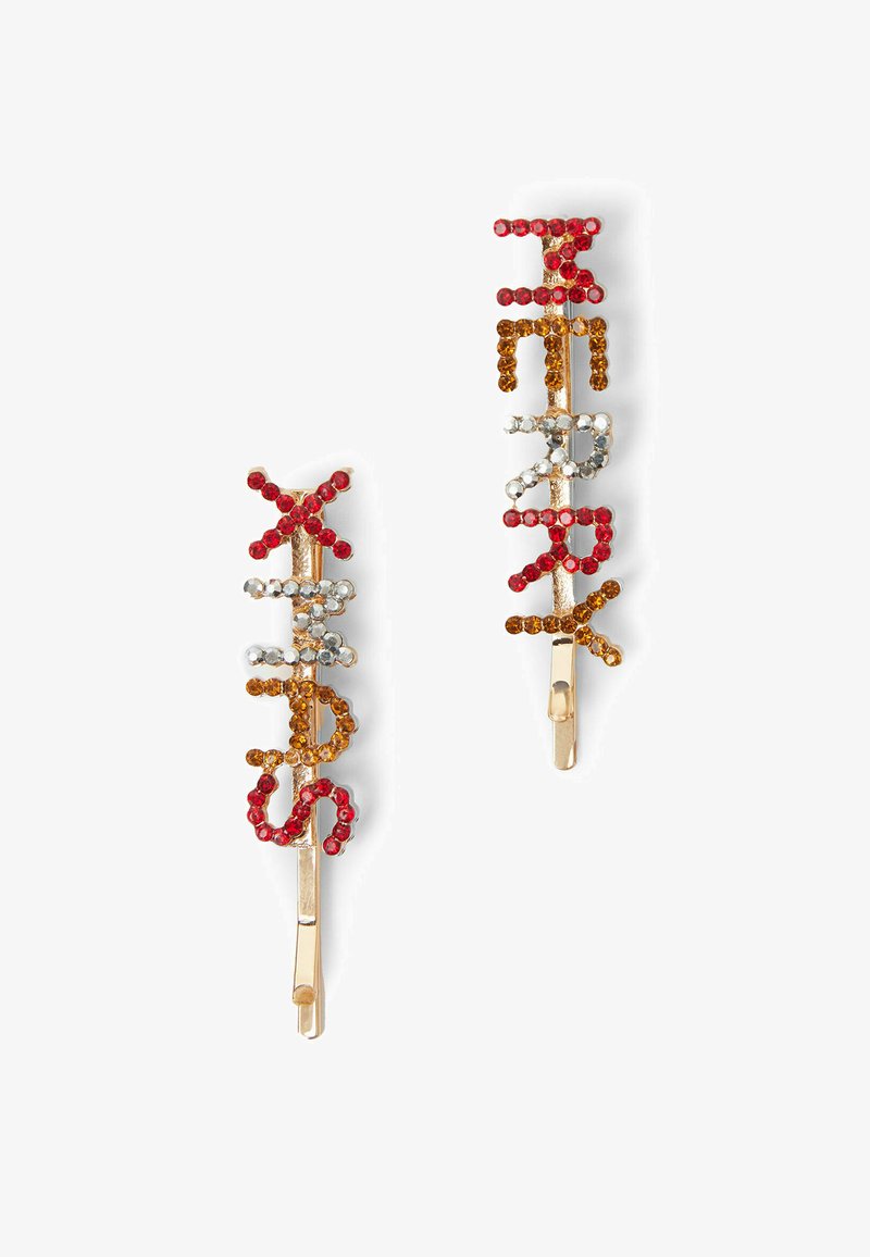 Zlaté vlásenky zdobené barevnými rhinestones v červené, oranžové a průhledné barvě. Každá vlásenka zobrazuje stylizovaná písmena vytvořená kamínky.