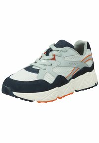 Sneaker mit einem Obermaterial aus Mesh und Wildleder in Hellgrau, marineblau und orangenen Akzenten; gepolsterte Sohle mit einer strukturierten Außensohle für besseren Halt.