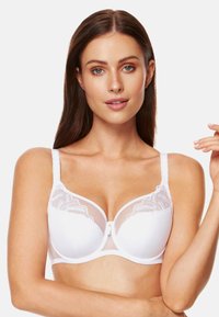 Biały biustonosz z drutem podtrzymującym, z koronkowymi detalami, gładkiego materiału i regulowanymi ramiączkami. Projekt zawiera mały dekoracyjny guzik na środku.