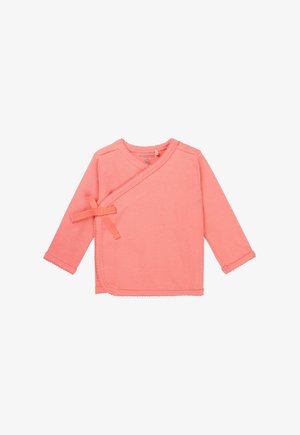 Haut enveloppant à manches longues couleur corail avec une finition texturée, présentant un nœud décoratif et des bords festonnés. Fabriqué en tissu doux et extensible. Taille 56.