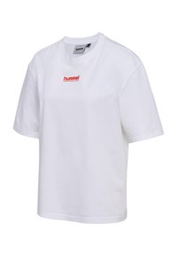 Hvid T-shirt med korte ærmer lavet af bomuld, med rund halsudskæring og en rød broderet "hummel PERFORMANCE"-logo på brystet.