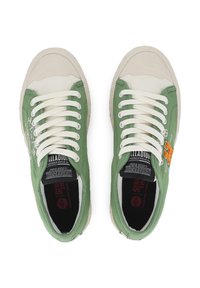 Ténis de lona verdes com solas e atacadores de borracha branca. Apresentam desenhos bordados e uma etiqueta interior preta. Material superior texturizado.