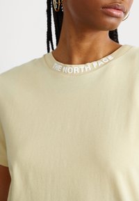 The North Face ZUMU TEE - T-shirts med print - gravel