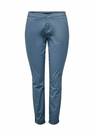 Niebieskie spodnie o dopasowanym kroju z guzikiem z przodu, zamkiem błyskawicznym, szlufkami na pasek i mankietami, prezentowane na białym tle.