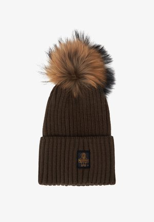 Beanie in maglia marrone con una texture a coste e un grande pompon in pelliccia sintetica sulla parte superiore. Presenta un'etichetta con logo rettangolare sulla parte del polsino.
