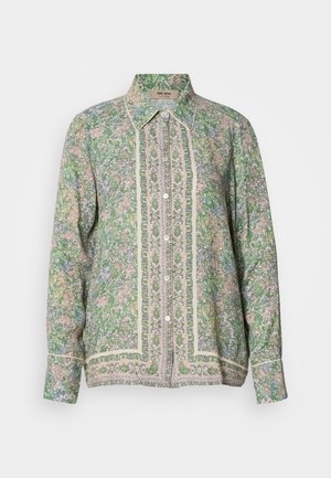 Chemise à boutons à fleurs vertes avec manches longues, présentant une bordure de couleur claire contrastante et des motifs complexes sur le devant. Tissu léger.