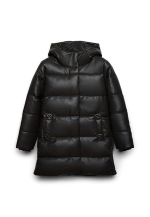 Cappotto invernale nero imbottito con cappuccio, con cuciture trapuntate e due tasche frontali, esposto su uno sfondo bianco.