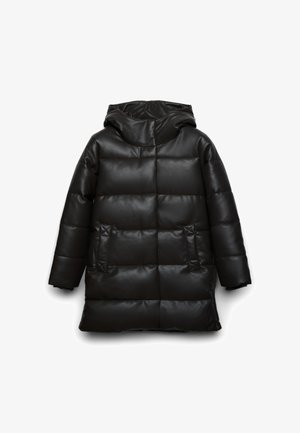Schwarzer gepolsterter Wintermantel mit Kapuze, Steppnähten und zwei vorderen Taschen, vor einem weißen Hintergrund präsentiert.