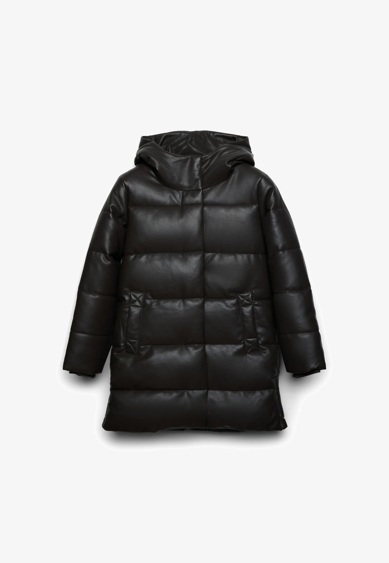 Schwarzer gepolsterter Wintermantel mit Kapuze, Steppnähten und zwei vorderen Taschen, vor einem weißen Hintergrund präsentiert.