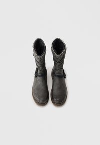 Bottes en cuir gris avec un revers en tricot texturé, doublure douce noire et accent en corde décoratif. Bout rond et semelle en caoutchouc.