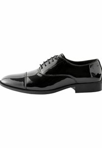 Schwarze Lacklederdressschuhe mit abgerundetem Zehenbereich, dezenten Nähten, Schnürdesign und einer flachen Gummisohle.