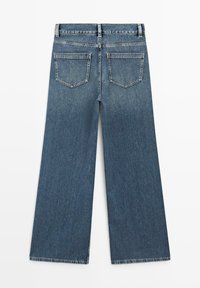 Jeans larghi in denim blu con due tasche posteriori e passanti per cintura, mostrati da dietro su sfondo bianco.