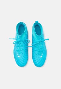 Scarpe da ginnastica turchesi con superiore testurizzato, punta rotonda, chiusura con lacci e colletto imbottito. Presenta un piccolo logo bianco sul lato.