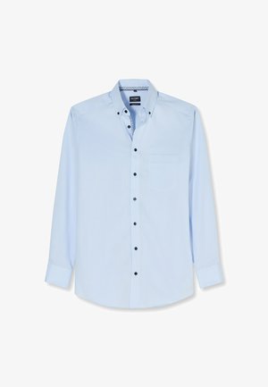 Hellblaues Herrenhemd mit langen Ärmeln, Button-Down-Kragen, dunklen Knöpfen, einer Brusttasche und gemustertem Innenkragen.