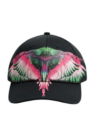 Cappellino da baseball nero con design di ali di uccello vivaci in rosa, verde e bianco che coprono i pannelli anteriori e la visiera.