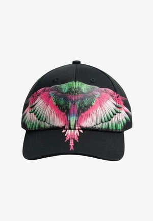 Cappellino da baseball nero con design di ali di uccello vivaci in rosa, verde e bianco che coprono i pannelli anteriori e la visiera.