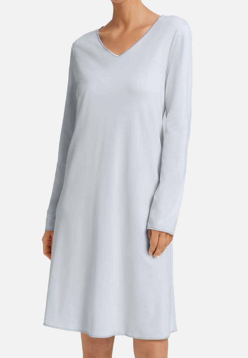 Světle modré šaty s dlouhým rukávem a výstřihem do V, vyrobené z měkké látky, s uvolněným střihem a mírně rozšířeným lemem.