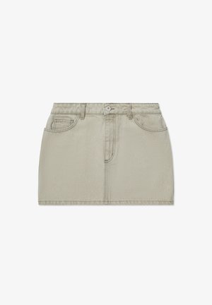 Šviesiai smėlinis džinsinis mini sijonas su priekiniais mygtukais, diržo kilpomis, dviem priekinėmis kišenėmis ir švelnia, lygaus paviršiaus tekstūra.