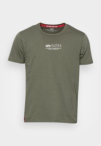 Olivengrøn T-shirt lavet af blød bomuld med rund halsudskæring, der har et hvidt trykt logo på fronten og en kontrastfarvet rød inderside af kraven.