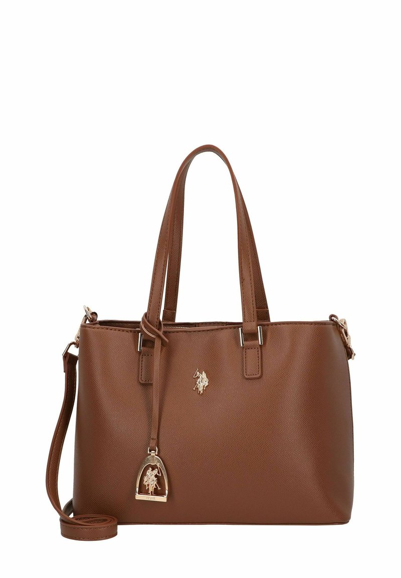 Brązowa syntetyczna torba na ramię z dwoma górnymi uchwytami, odpinanym paskiem na ramię oraz złotym breloczkiem z logo. Charakteryzuje się teksturowanym wykończeniem i zwartą konstrukcją.
