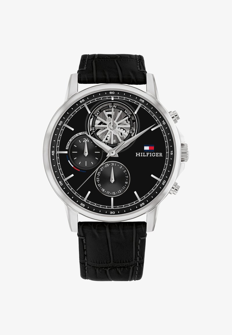 Schwarze Chronographuhr mit Edelstahlgehäuse, strukturiertem schwarzen Lederarmband, weißen Stundenmarkierungen und multifunktionalen Nebenskalen.