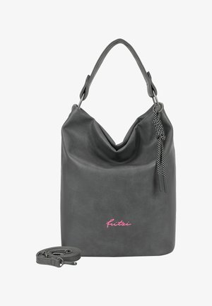Borsa in similpelle grigia con design morbido, dotata di manico superiore e tracolla staccabile. Decorata con un logo rosa e un pendaglio intrecciato.