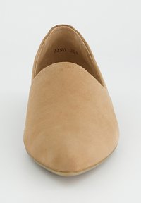 Cremfarbener Wildleder-Flachschuh mit glatter, abgerundeter Spitze und minimalistischem Design. Verfügt über einen einteiligen Oberteil und dezente Nahtführungen entlang der Kanten.