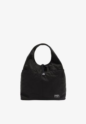 Czarna nylonowa torba na ramię z zakrzywionym uchwytem, przednią kieszenią i małym logo. Posiada błyszczącą teksturę i projekt zaciąganego zapięcia.