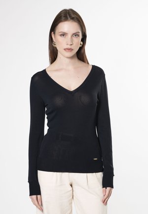 Zwart brei-shirt met lange mouwen en een V-hals, van een lichte textuur, met een subtiele glans en een klein merkembleem aan de zoom.