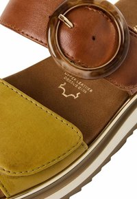 Multicolore sandaal met een bruine leren band en een gele leren teenkap. Opvallende ronde heldere accent en een getextureerde binnenkant.