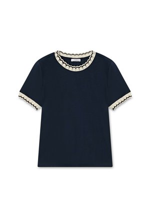 Maglietta a maniche corte navy con colletto e polsini in crema a forma scallop, caratterizzata da una texture sottile e una vestibilità contemporanea.