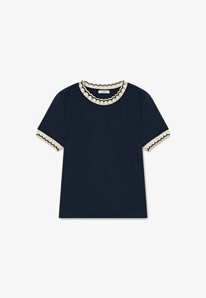 Tricou scurt cu mânecă navy, cu un guler și manșete crem cu margini ondulate, având o textură subtilă și un croi contemporan.