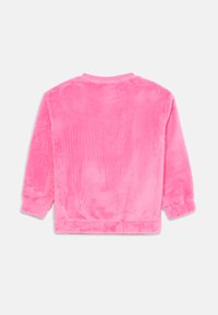 Vaate vaaleanpunainen fleece-sweatshirt, jossa on pitkät hihat, pyöreä pääntie ja pehmeä pinta. Takakuvassa näkyy sileä, pörröinen kangas ilman näkyviä kiinnittimiä.