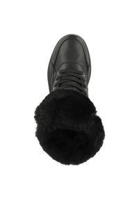 Czarne skórzane sneakersy z teksturowaną powierzchnią, z puszystym czarnym kołnierzem z futra syntetycznego, okrągłym noskiem i czarnymi sznurowadłami. Wzmocnione oczka.
