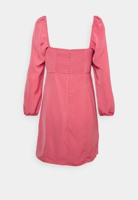 Vestido de manga corta, rosa, con escote cuadrado, cuerpo fruncido y cierre de cremallera en la parte posterior; textura suave y largo hasta la rodilla.