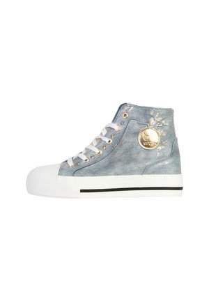 Hochschnitt-Sneaker aus hellblauem synthetischem Material mit glänzender Textur, weißer Gummikappe, schwarzem Streifen an der Sohle und goldenen Hardware-Details.
