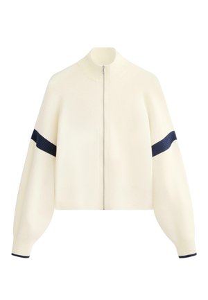 Crème kleurige zip-up trui met schouders die zijn gevallen, gebreide marineblauwe strepen op de mouwen en een hoge kraag. Zachte textuur en cropped ontwerp.