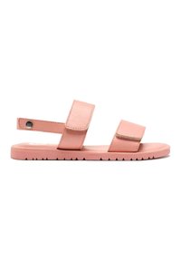 Sandalias rosas con dos correas ajustables y una suela texturizada. La suela tiene patrones de zigzag y el material parece suave y duradero.