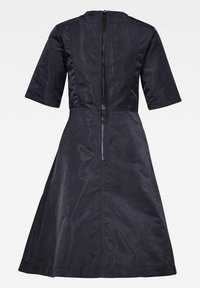 Námořnické modré šaty s přiléhavým korzetem a rozšířenou sukní, s celopodšívkovým zipem na zadní straně a krátkými rukávy. Tkanina má mírný lesk.