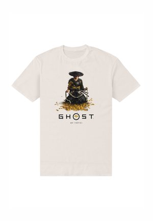 Camiseta color crema con un gráfico de un personaje con vestimenta tradicional y un gran sombrero, rodeado de hojas amarillas. Texto "GHOST OF YŌTEI" debajo.