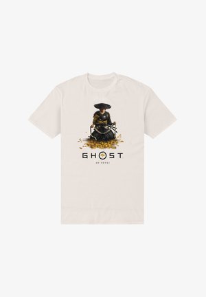 Flødefarvet t-shirt med et motiv af en figur i traditionelt tøj med en stor hat, omgivet af gule blade. Teksten "GHOST OF YŌTEI" nedenfor.