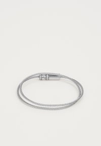 Bracelet en corde argentée avec deux accents en cristal rectangulaires et un fermoir poli. Présente un design texturé et entrelacé.