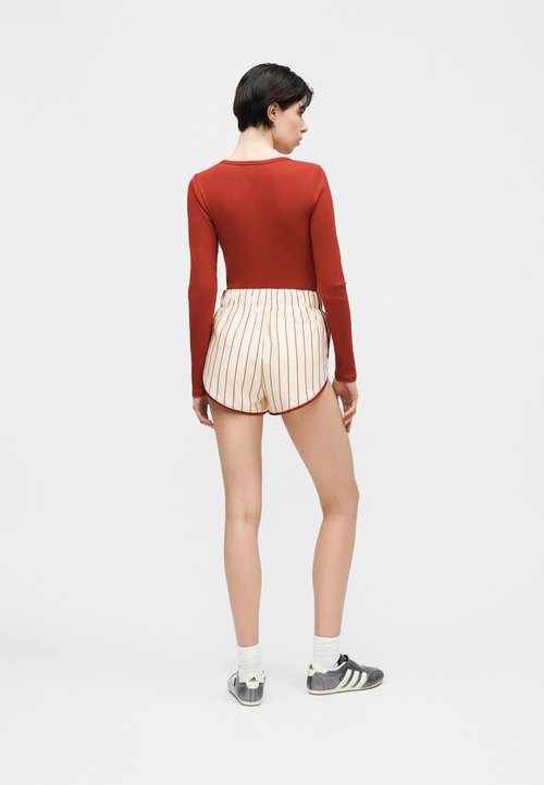adidas PINSTRIPE - Shorts - warm vanilla/team victory red — photo 4