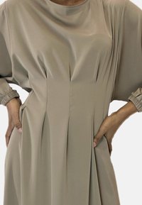 Elara ABAYA - Vestido largo - dunkelbeige