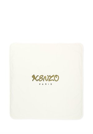 Coussin rectangulaire blanc avec "KENZO" en lettres jaunes à motif et "PARIS" en texte noir centré en dessous.
