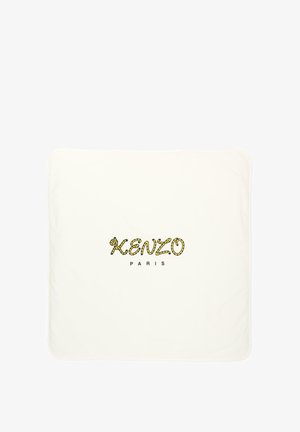 Cuscino rettangolare bianco con la scritta "KENZO" in lettere gialle decorate e "PARIS" in testo nero centrato sotto.