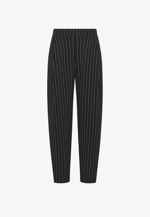 Pantalones negros entallados con pinzas verticales blancas y cintura alta.