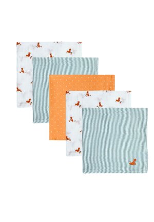 Vijf gevouwen babymousseline doeken in het wit met oranje vos prints, turquoise strepen met kleine vos en oranje met witte stippenpatronen.