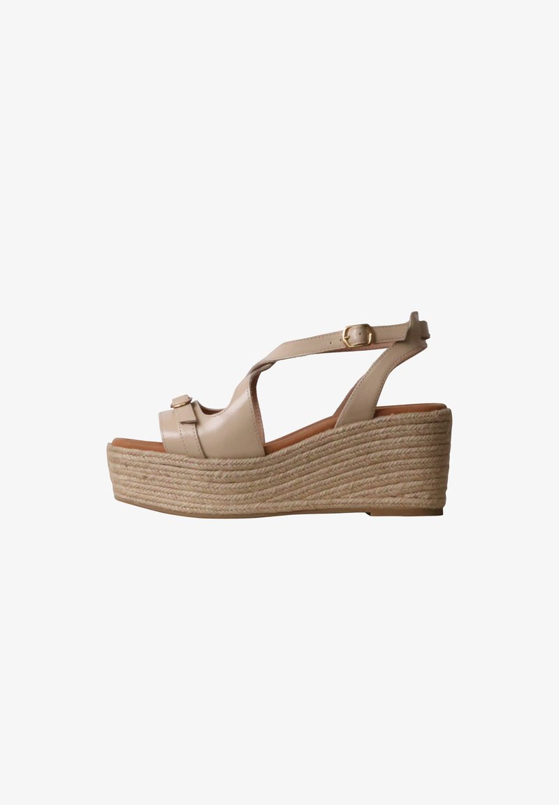 Sandale compensée en cuir beige avec bride cheville et boucle, dotée d’une épaisse semelle plateforme en jute tressé.