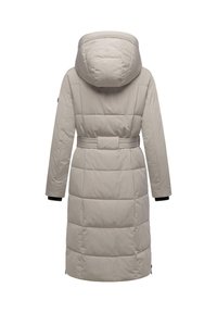 Beige donsjack met een capuchon, een ceintuur in de taille en een gewatteerd ontwerp. Heeft zwarte accenten bij de mouwen en is knielang.